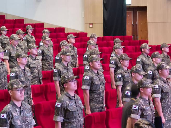 23일 경남 창원시 진해구 해군사관학교 웅포 강당에서 열린 '제139기 해군 사관후보생 입교식'에서 삼성전자 이재용 회장의 장남 이지호씨 등 사관후보생들이 긴장한 모습으로 대기하고 있다. /창원=김준호 기자