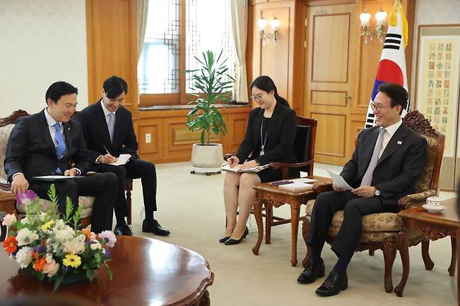 김민석 국무총리가 23일 오전 서울 종로구 정부서울청사에서 냠오소르 오츠랄 몽골 수석부총리 겸 경제개발부 장관을 접견하고 있다. /국무총리실
