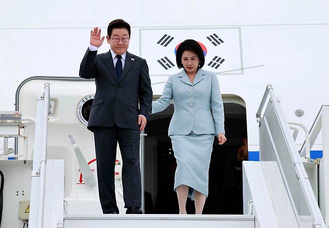 유엔총회 참석차 미국을 방문한 이재명 대통령과 김혜경 여사가 22일(현지 시각) 뉴욕 JFK공항에 착륙한 공군 1호기에서 환영객에게 인사하고 있다. /연합뉴스