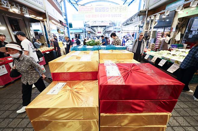 추석을 앞둔 지난 22일 서울 동대문구 청량리종합시장에 각지로 보내질 선물용 상자가 놓여 있다. /뉴스1