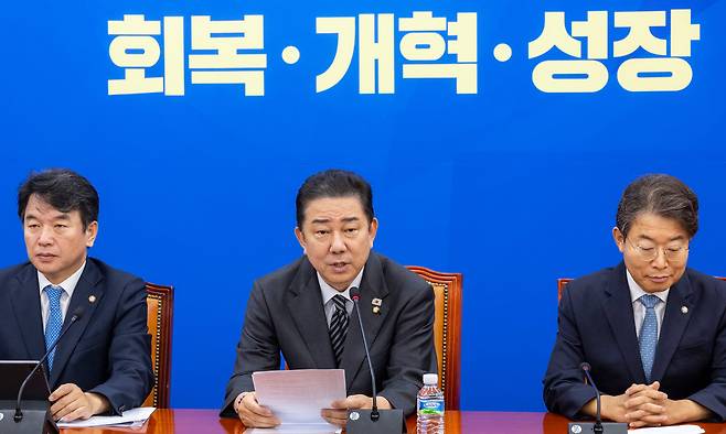 김병기 더불어민주당 원내대표(가운데)가 23일 국회에서 열린 원내대책회의에서 정기국회 내 쟁점법안 처리 의지를 밝히고 있다. /연합뉴스