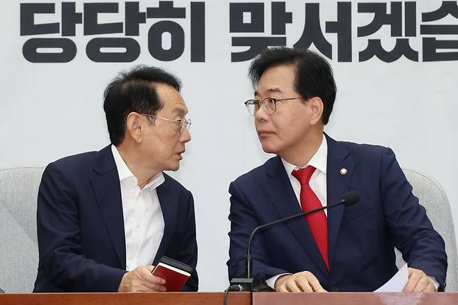 국민의힘 송언석 원내대표가 지난 19일 서울 여의도 국회에서 열린 원내대책회의에서 김도읍 정책위의장(왼쪽)과 대화하고 있다. /연합뉴스