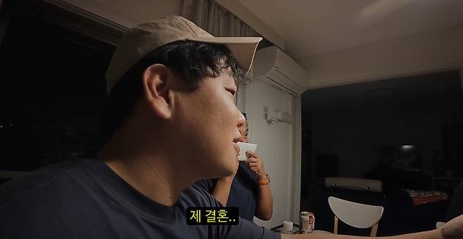 여행 유튜버 겸 방송인 곽튜브(곽준빈)가 일본 삿포로를 방문해 지인들에게 청첩장을 주는 모습. /곽튜브 유튜브 캡처