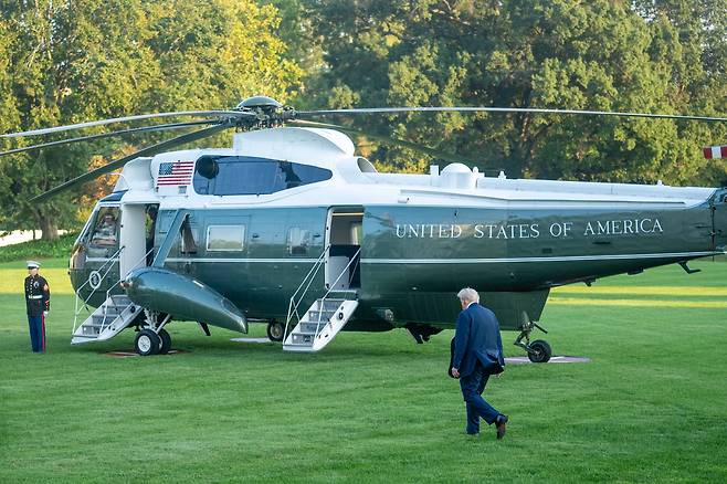 9월 22일(현지시각) 미국 워싱턴 D.C. 백악관에서 도널드 트럼프 미국 대통령이 마린원(Marine One)에 탑승하기 위해 걸어가고 있다./연합뉴스