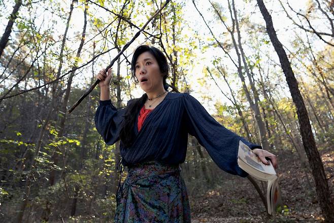 어쩔수가없다 영화 스틸컷. 스틸컷만으로도 영화 기대감이 높아진다. 네이버 영화 어쩔수가없다.