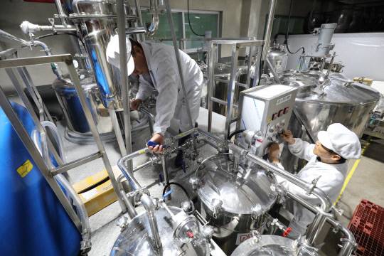 대전부르스주조 농업회사법인 직원이 대전 서구 평촌동 대전부르스주조 공장에서 증류기를 점검하고 있다. 김영태 기자