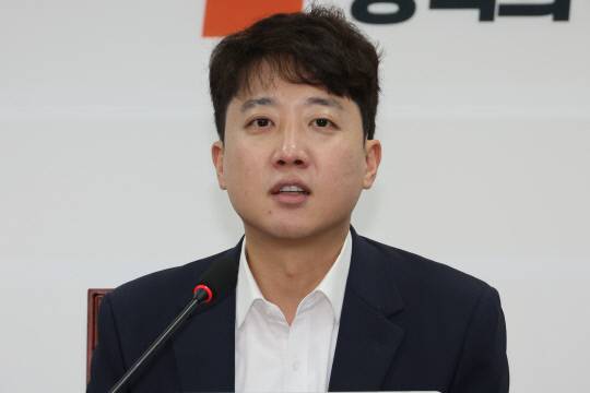 개혁신당 이준석 대표가 8일 서울 여의도 국회에서 열린 최고위원회의에서 발언하고 있다.  연합뉴스