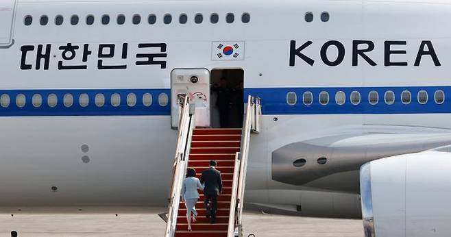 이재명 대통령과 김혜경 여사가 제80차 유엔총회 참석차 미국 뉴욕을 방문하기 위해 22일 경기 성남 서울공항에 도착해 공군 1호기에 탑승하고 있다. ⓒ뉴시스