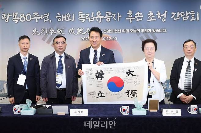 오세훈 서울특별시장이 지난달 14일 오후 서울 중구 서울시청에서 광복 80주년을 맞아 열린 해외 거주 독립운동가 후손 초청 간담회에서 독립운동가의 후손들과 기념촬영을 하고 있다. ⓒ데일리안 홍금표 기자