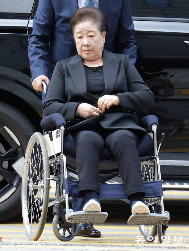 국민의힘 권성동 의원 등에게 금품을 전달하고 이권을 청탁한 혐의를 받는 한학자 통일교 총재가 22일 오후 서울 서초구 서울중앙지방법원에서 열린 구속 전 피의자심문(영장실질심사)에 출석하고 있다. 박형기 기자 onehsot@donga.com