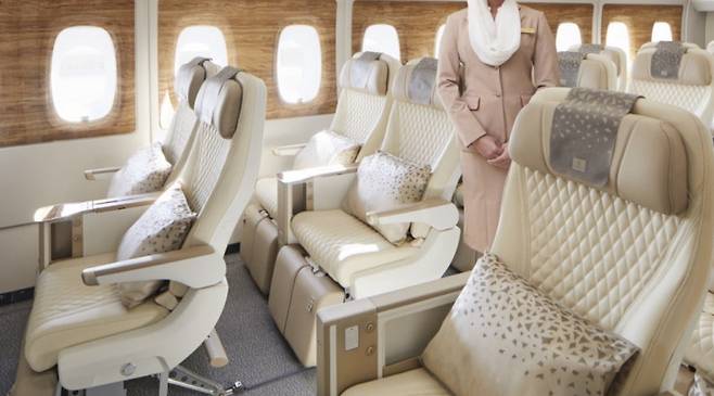 에미레이트 항공의 A380 프리미엄 이코노미 좌석.