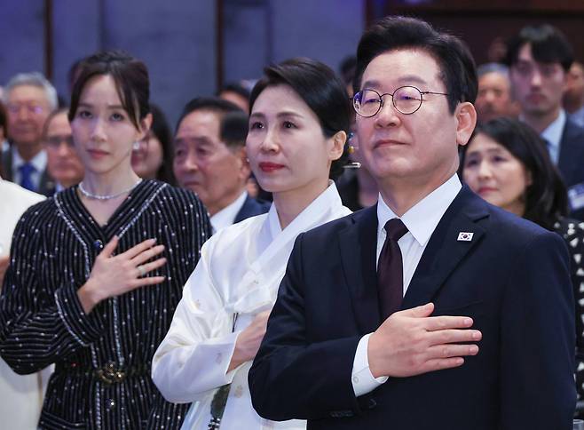 이재명 대통령과 김혜경 여사가 22일(현지 시간) 미국 뉴욕의 한 호텔에서 열린 동포 간담회에서 참석자들과 국민의례를 하고 있다. 2025.09.23 뉴욕=뉴시스