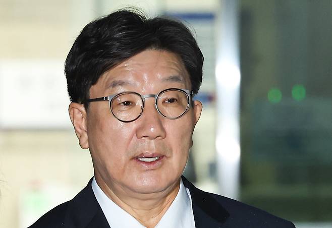 전직 통일교 간부에게 불법 정치자금을 수수한 혐의를 받는 권성동 국민의힘 의원이 16일 서울 서초구 서울중앙지법에서 구속 전 피의자 심문(영장실질심사)을 마친 뒤 대기 장소인 서울구치소로 향하고 있다. 2025.09.16 서울=뉴시스