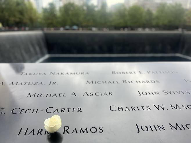 9·11테러 희생자를 추모하는 인공폭포를 둘러싸고 있는 청동 난간에는 희생자들의 이름이 빼곡히 새겨져 있다. 뉴욕=임우선 특파원 imsun@donga.com