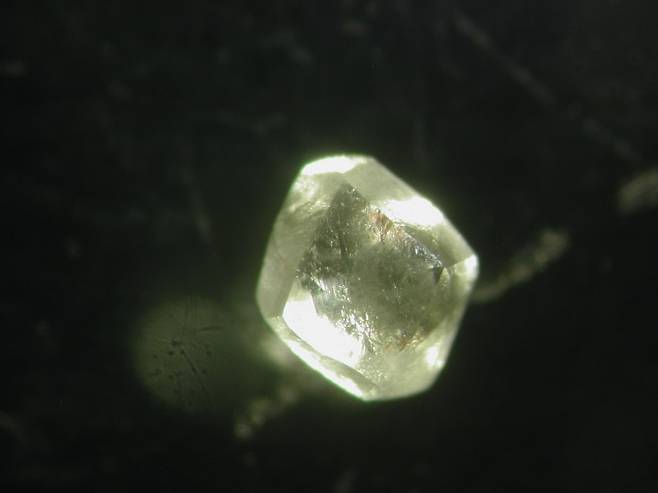남아프리카 보어스포드 광산에서 채굴된 다이아몬드 조각. Yaakov Weiss 제공.