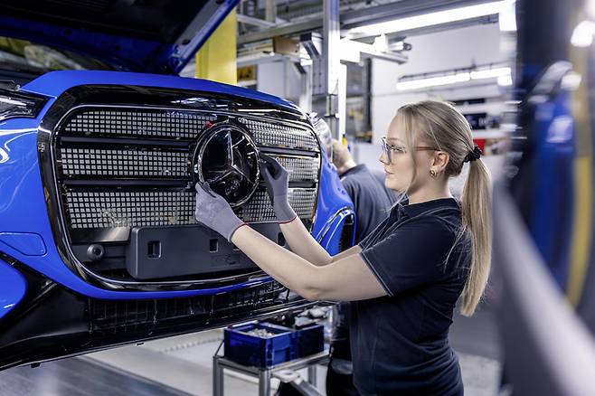 메르세데스-벤츠 브레멘 공장 직원이 MB.EA를 기반으로 한 GLC 전기차를 조립하는 모습