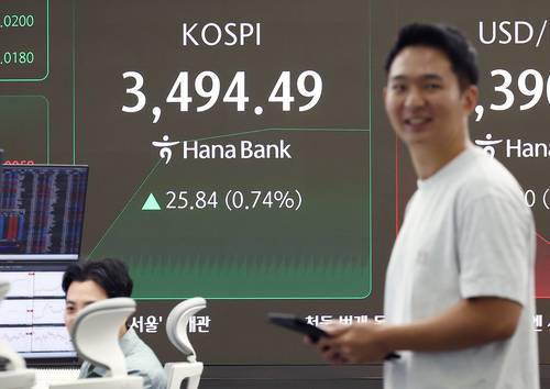 23일 오전 서울 중구 하나은행 본점 딜링룸 현황판에 코스피 지수가 표시돼 있다. (사진=연합뉴스)