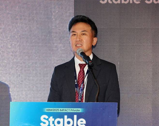 제8회 코리아 블록체인 위크(KBW) 스테이블서밋 행사가 23일 서울 광진구 그랜드워커힐 애스톤 하우스에서 열렸다. 황세운 (자본시장연구원) 박사가 “한국의 스테이블코인 규제 논의와 주요 쟁점”에 대하여 발표를 하고 있다. 사진=박범준 기자