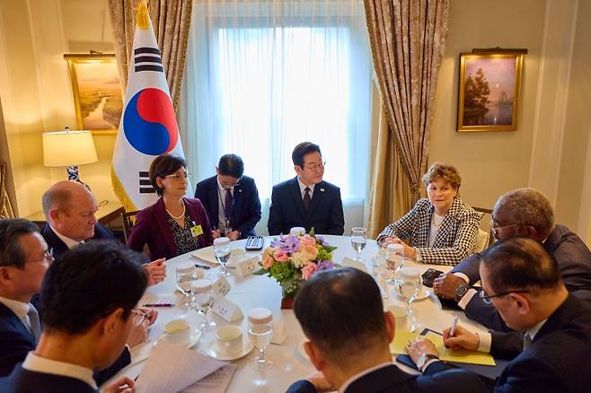 이재명 대통령이 22일(현지시간) 미국 뉴욕의 한 호텔에서 미 상원 외교위원회 및 하원 외무위원회 소속 의원단을 접견하고 있다. 뉴시스