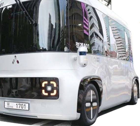 23일 서울 청계천 일대에서 자율주행 중인 셔틀버스.