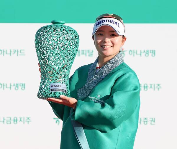 2025년 한국여자프로골프(KLPGA) 투어 하나금융그룹 챔피언십 우승을 차지한 이다연 프로가 우승 트로피를 들고 기념 촬영하는 모습이다. 사진제공=KLPGA (사진을 무단으로 사용하지 마십시오.)