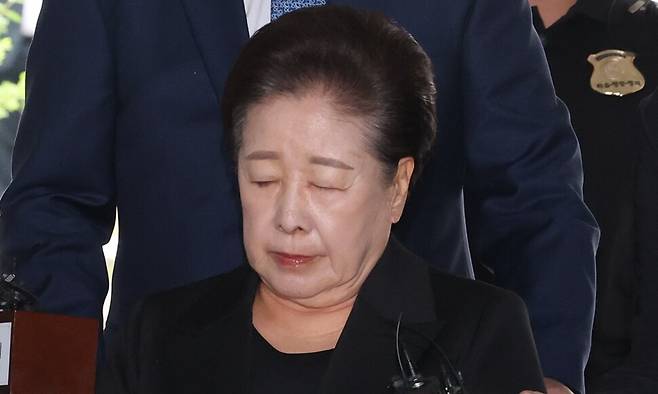 한학자 통일교 총재가 22일 오후 서울 서초구 서울중앙지법에서 열린 영장실질심사에 출석하고 있다. 김영원 기자 forever@hani.co.kr