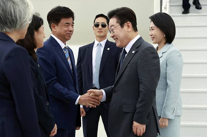 유엔총회 참석차 미국을 방문한 이재명 대통령이 22일(현지시각) 뉴욕 JFK공항에서 차지훈 주유엔대사와 악수하고 있다. 연합뉴스