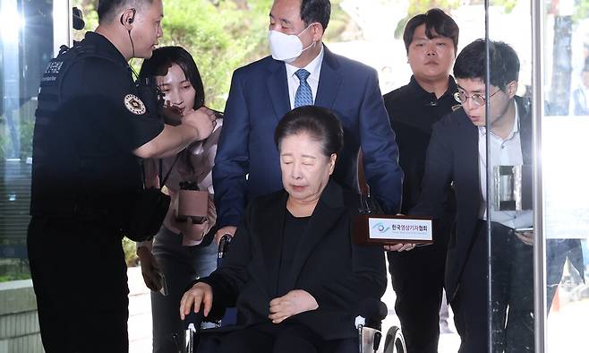 한학자 통일교 총재가 22일 오후 서울 서초구 서울중앙지법에서 열린 구속 전 피의자 심문(영장실질심사)에 출석하러 휠체어에 앉은 채 법원에 들어서고 있다. 김영원 기자 forever@hani.co.kr