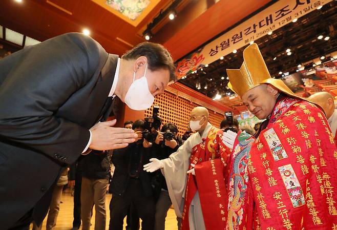 윤석열 전 대통령이 국민의힘 대선 후보였던 2021년 12월31일 충북 단양군 구인사에서 열린 천태종 상월원각 대조사 탄신 110주년 봉축 법회 뒤 천태종 종정 도용 스님에게 합장 인사를 하고 있다. 연합뉴스