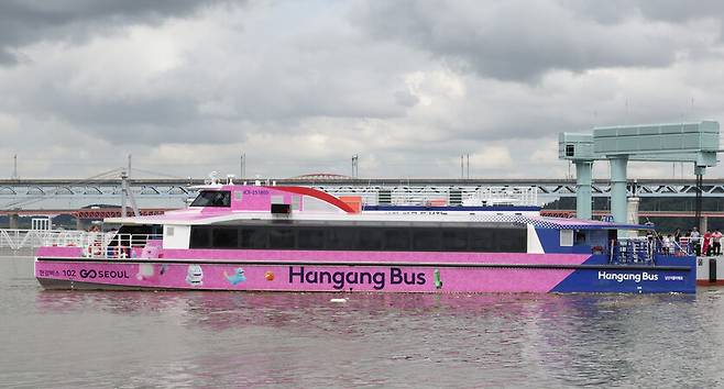 한강버스 정식 운항이 시작된 18일 오전 서울 강서구 마곡선착장에서 한강버스가 출발을 준비하고 있다. 한강버스는 마곡-망원-여의도-압구정-옥수-뚝섬-잠실 7개 선착장을 하루 7차례 운항한다. 최현수 기자 emd@hani.co.kr