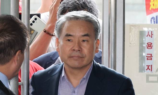 이종섭 전 국방부 장관이 23일 오전 첫 피의자 조사를 받기 위해 서울 서초구 이명현 순직해병 특별검사팀 사무실로 출석하고 있다. 류우종 기자 wjryu@hani.co.kr