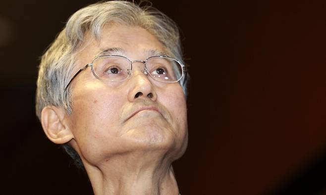 조희대 대법원장이 22일 서울 중구 신라호텔에서 열린 ‘2025 세종 국제 콘퍼런스’ 개회식에 앞서 세종대왕 관련 전시물을 참관하고 있다. 연합뉴스