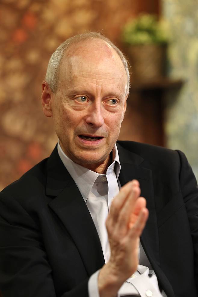 마이클 샌델 미 하버드대 교수가 18일 오전 서울 종로구에 있는 한 카페에서 한겨레와 인터뷰 하고 있다. 류우종 기자 wjryu@hani.co.kr