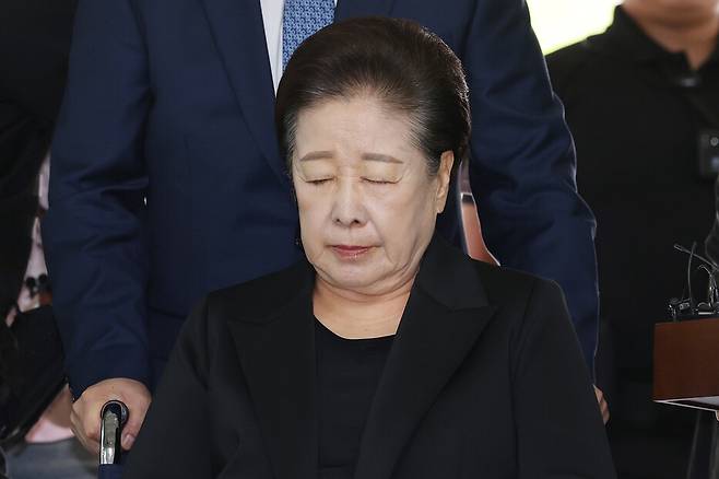 한학자 통일교 총재가 22일 서울중앙지법에서 구속 전 피의자 심문(영장실질심사)을 받기 위해 출석하고 있다. 연합뉴스