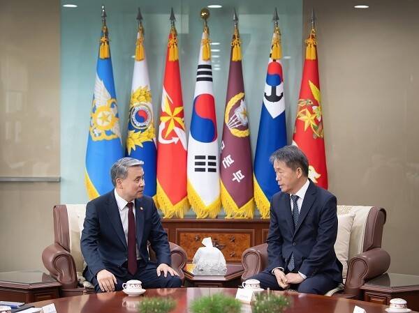 2023년 3월16일 이종섭 당시 국방부 장관(왼쪽)을 예방한 김용원 군인권보호관 겸 위원. 국방부 제공