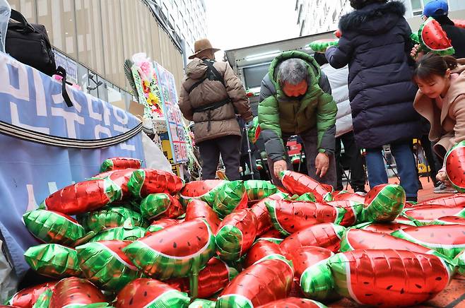 2023년 3월3일 서울 여의도 더불어민주당 당사 앞에서 더불어수박깨기운동본부가 비이재명계 의원들을 규탄하는 집회를 열고 있다. ‘수박’은 겉과 속이 다른 배신자라는 뜻의 비칭이다. 연합뉴스