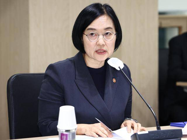 한성숙 중소벤처기업부 장관이 22일 서울 영등포구 중소기업중앙회에서 열린 ‘중소기업계 노동현안 간담회’에서 인사말을 하고 있다. 뉴스1