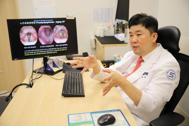 17일 경기 부천시 순천향대 부천병원에서 이승원 이비인후과 교수가 노인성 음성장애가 생긴 성대의 모양을 컴퓨터 모니터로 보여주며 설명하고 있다. 순천향대 부천병원 제공
