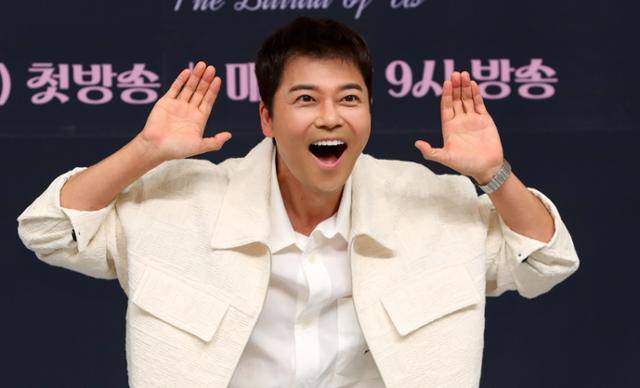 방송인 전현무가 23일 오전 서울 양천구 목동 SBS에서 열린 '우리들의 발라드' 제작발표회에서 포즈를 취하고 있다. 뉴시스