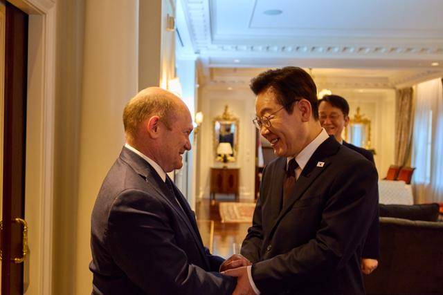 유엔총회 참석차 미국을 방문한 이재명 대통령이 22일(현지시간) 뉴욕에서 크리스 쿤스 상원의원과 악수하고 있다. 뉴욕=연합뉴스
