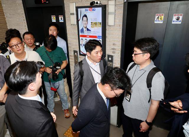 김건희 여사 의혹을 수사하는 민중기 특별검사팀이 '통일교의 국민의힘 집단 입당' 의혹과 관련해 18일 서울 여의도 국민의힘 중앙당사를 압수수색하기 위해 대기하고 있다. 뉴시스