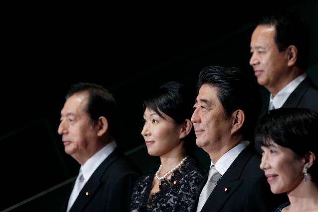 아베 신조(앞줄 오른쪽 두 번째) 당시 일본 총리가 2014년 9월 3일 도쿄 총리 관저에서 내각 관료들과 기념촬영을 하고 있다. 아베 전 총리 오른쪽은 다카이치 사나에 당시 총무장관. 도쿄=블룸버그 연합뉴스