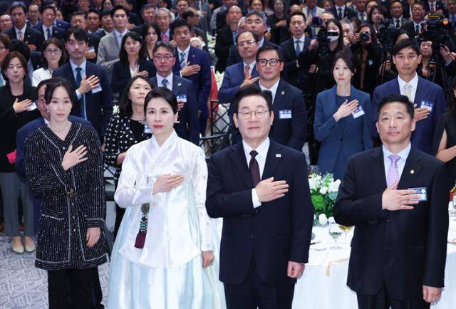 이재명 대통령과 김혜경 여사가 22일(현지 시간) 미국 뉴욕의 한 호텔에서 열린 동포 간담회에서 참석자들과 국민의례를 하고 있다. 뉴시스