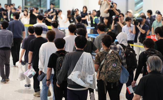 미국 이민당국에 의해 조지아주에 구금됐던 한국인 근로자들이 12일 영종도 인천국제공항 제2여객터미널 입국장을 나서고 있다. 영종도=최주연기자