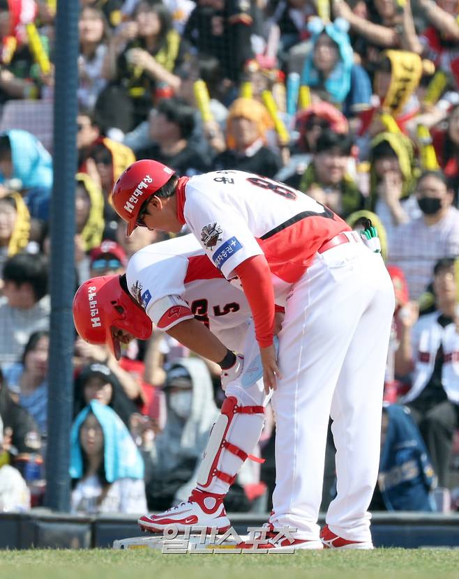 22일 오후 광주 기아챔피언스필드에서 열린 2025 프로야구 NC와 KIA의 개막경기. KIA 김도영이 3회 좌전 안타를 기록한 뒤 햄스트링 통증을 호소하고 있다. 광주=정시종 기자&nbsp; /2025.03.22.