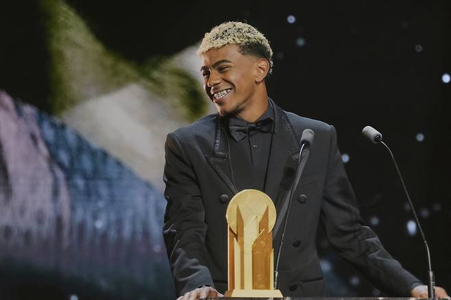 <yonhap photo-1318=""> Barcelona's Spanish player Lamine Yamal receives the Kopa Trophy during the 69th Ballon d'Or (Golden Ball) award ceremony at Theatre du Chatelet in Paris, Monday, Sept. 22, 2025. (AP Photo/Thibault Camus)/2025-09-23 05:38:04/ <저작권자 ⓒ 1980-2025 ㈜연합뉴스. 무단 전재 재배포 금지, AI 학습 및 활용 금지></yonhap>