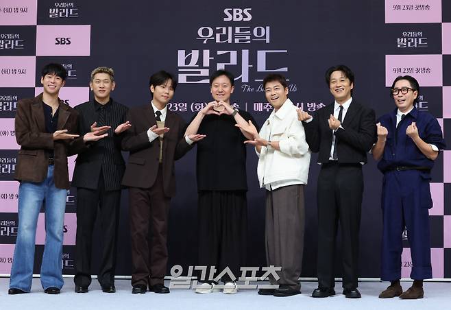 바이올리니스트 대니 구, 가수 크러쉬·정승환, 정익승 PD, 방송인 전현무, 배우 차태현, 작곡가 정재형이 23일 오전 서울 양천구 목동 SBS에서 열린 SBS 새 예능 프로그램 '우리들의 발라드' 제작발표회에 참석해 포즈를 취하고 있다. '우리들의 발라드'는 우리 기억 속 매 순간마다 함께 했던 인생 발라드를 공유하고 그 시절 내 노래였던 발라드를 새롭게 불러줄 새로운 목소리를 찾는 음악 오디션 프로그램이다. 오늘(23일) 밤 9시 첫 방송. 서병수 기자 qudtn@edaily.co.kr /2025.09.23/