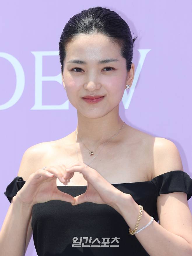 배우 김태리가 18일 오후 서울 성동구 성수동에서 열린 한 주얼리 브랜드 포토월 행사에 참석해 포토타임을 갖고 있다. 서병수 기자 qudtn@edaily.co.kr /2025.06.18/