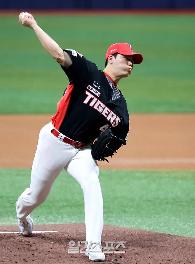 2025 KB0리그 프로야구 키움 히어로즈와 KIA 타이거즈의 경기가 7일 오후 서울 고척스카이돔에서 열렸다. KIA 황동하가 선발 등판해 공을 던지고 있다. 고척=김민규 기자 /2025.05.07/