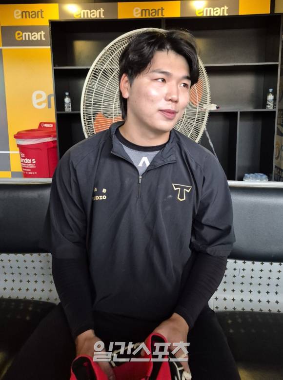 23일 인천 SSG전에 앞서 1군 엔트리에 등록된 황동하가 취재진과 인터뷰하고 있다. 인천=배중현 기자